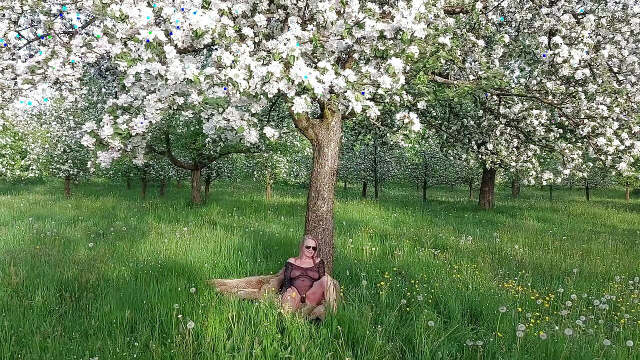 Granny Is Getting off While Masturbating Outside and Screaming!