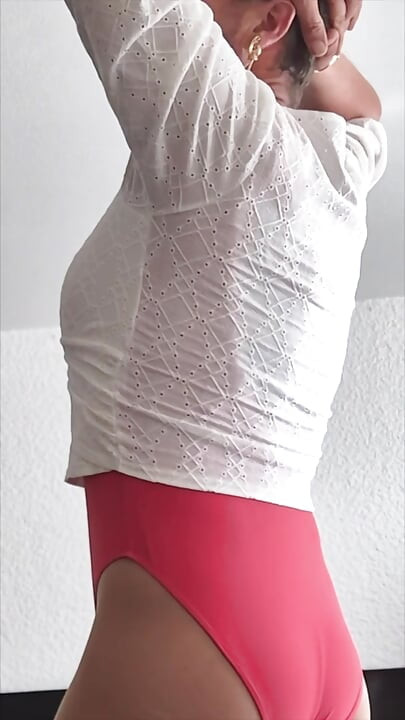 Xunami kilép a sissy seggéből rózsaszín fürdőruhájában
