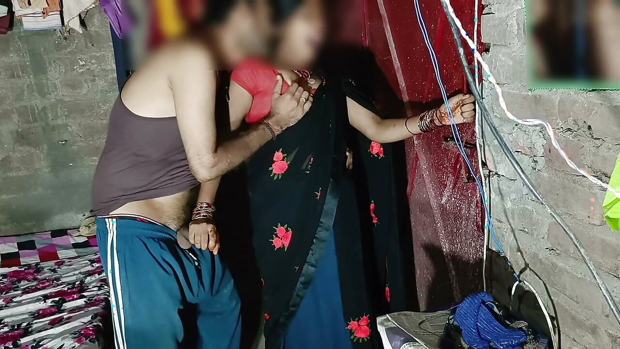 Sexo secreto a plena luz del día, el cuñado entró en la habitación de la cuñada y la convenció, luego le chupó los pezones, eligió a la cuñada, la cuñada aterrizó el músculo y se puso de pie frente al doctor.