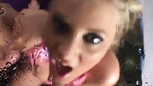 Horny dude enjoys a nice blowie indoors