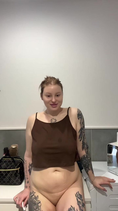 Nisi stidljiva, zar ne? Dokaži mi da pišem na OnlyFans-u