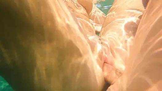 Riskli sikilen yüzme kızı su altında halka açık anal ve plajda amcık sikişi Jessijek