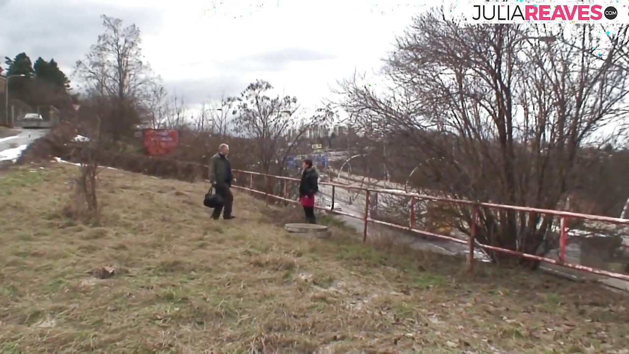 Nena cachonda recibe una follada dura cerca del sendero