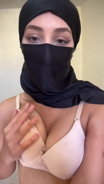 Muszlim arab lány hidzsábban fitogtatja a melleit és a szexi melles dekoltázsát