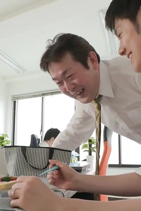 귀여운 짧은 머리의 여성 동료와 섹스하고, 그녀의 오럴 섹스 능력은 정말 좋다. 1부
