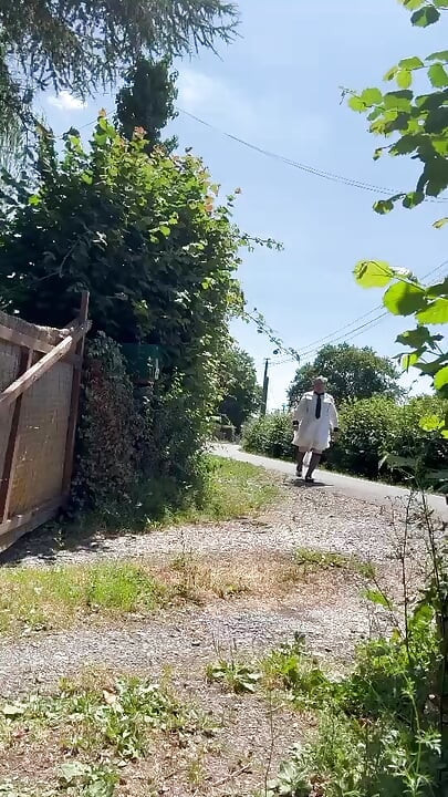 Çöpleri boşaltmak için hizmetçi gibi giyinmiş