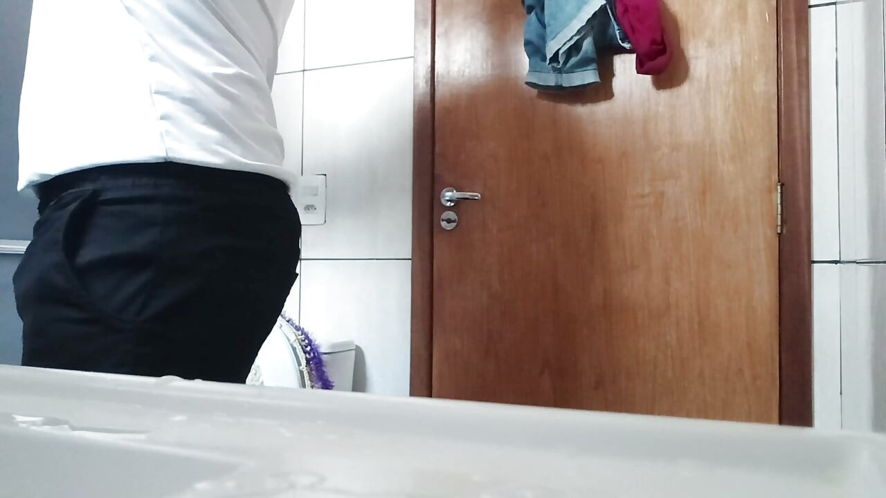 I Love to Show My Big Ass in the Bathroom