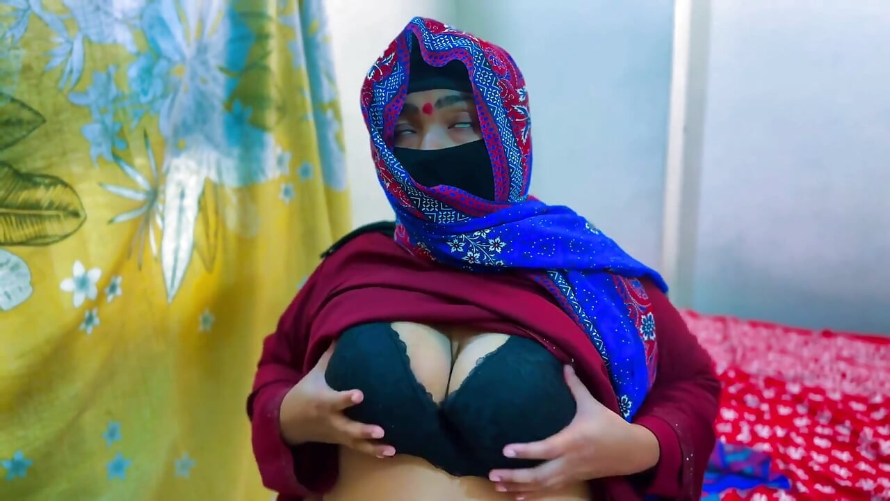 Arab Hotel BBW Maid Was Horny in Saudi Arabia & I See Her Big Ass & Big Tits & Start Masturbat