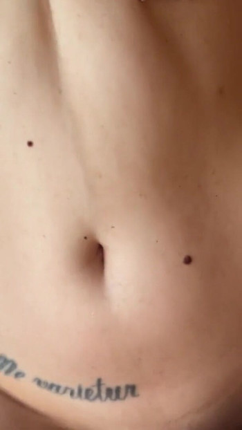 Must-see okamžik ze "Sdílení hotelové postele s mojí sexy macechou"