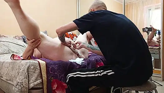 Kız arkadaşının etli amını tıraş ettikten sonra fışkırtmadan önce yumruk soktu