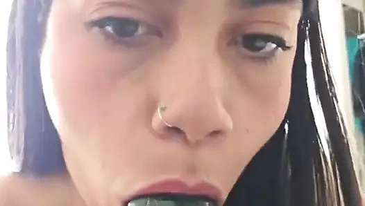 Игра с вкусным огурцом