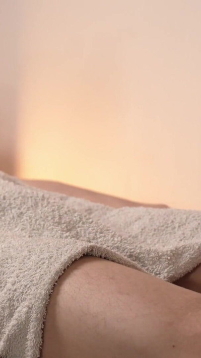 Professionele massage eindigt met haar die mijn pik berijdt als een hoer | Clip 1