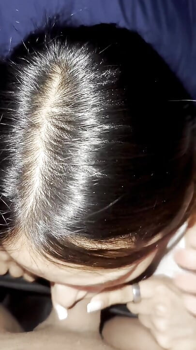 Dabboo laitina dom ko choosti hai aur uska poora bhar nigalti hai