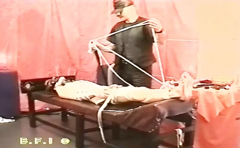 Treo cổ và hành sự với con cu khít khao