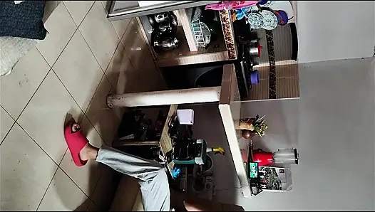 Секс на кухне, мачеха в пижаме с денудой, трахается дома