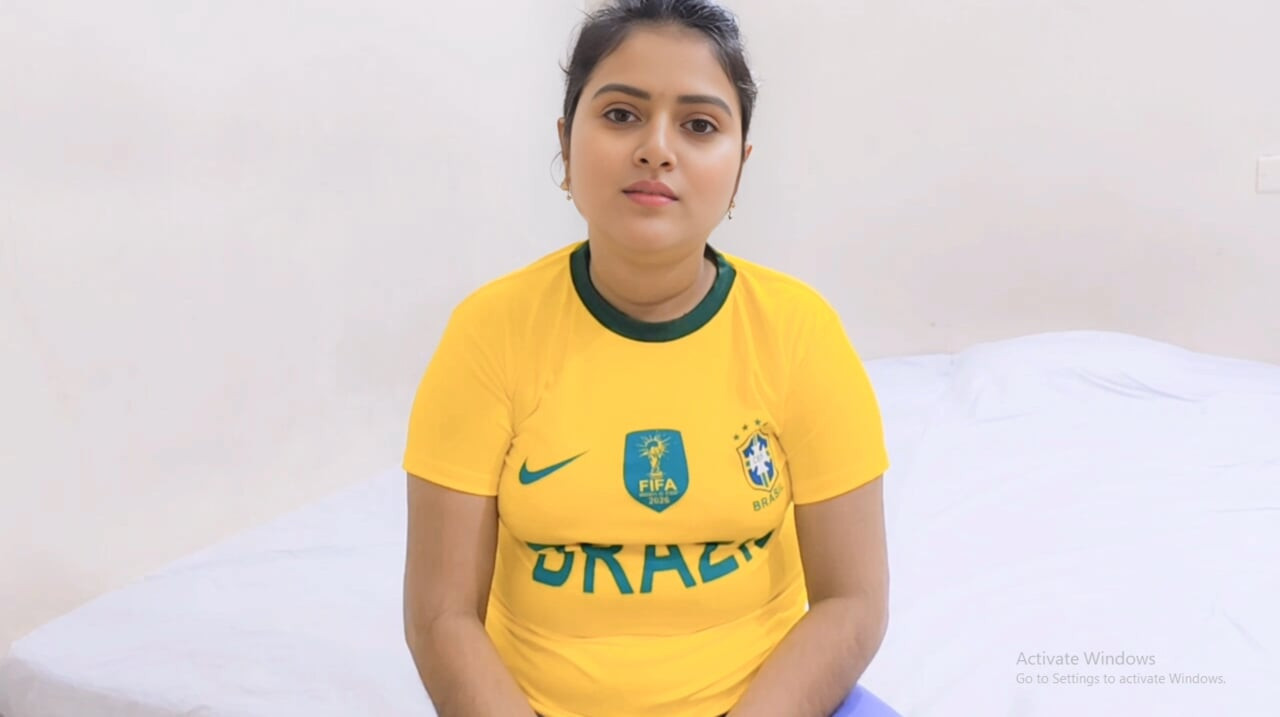 Meio-irmão fodendo sua linda meia-irmã enquanto aposta em um jogo de futebol. (Áudio completo de Bangla)