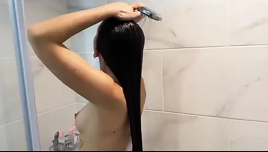 Cewek jalang ini pengen banget cuci tubuh bahenolnya