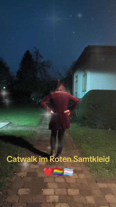 穿着红色天鹅绒连衣裙的走秀。