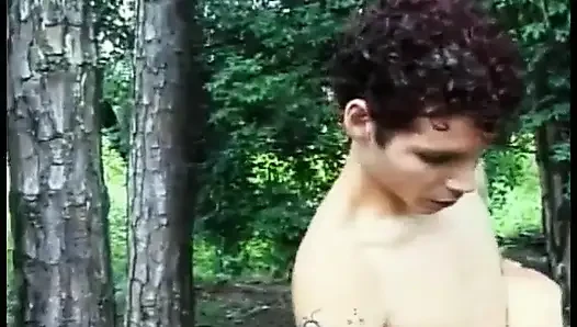 Teen hure zieht typen aus, um ihm kopf zu geben und bekommt dann ihr enges feuchtes loch geknallt
