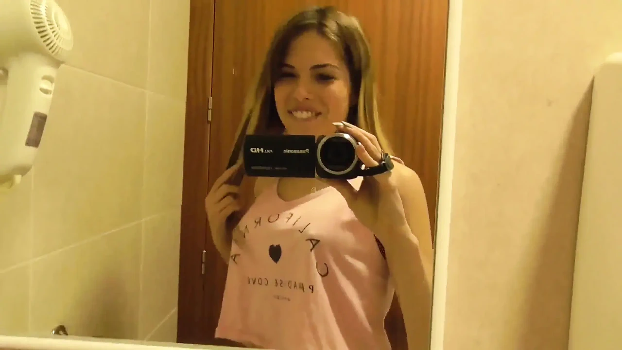 Macarena Lewis làm cho tôi xuất tinh hai lần khi tôi thức dậy