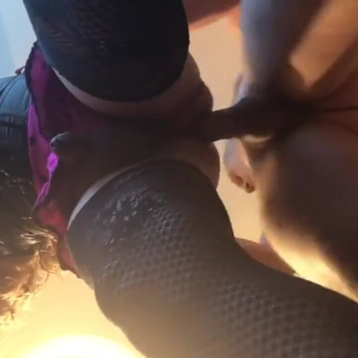 Louise ga prima otpozadi