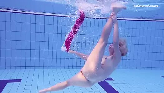 Russische hete babe Elena Proklova zwemt naakt