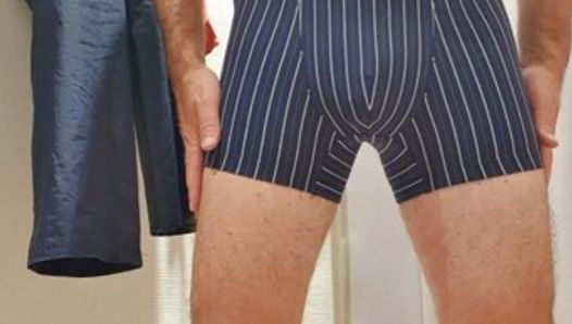 Meester Ramon test sexy korte broek in de paskamer terwijl hij zijn goddelijke pik masseert, super sexy, deel 2