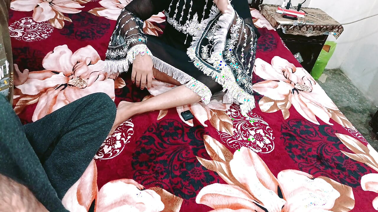 Indian Desi Aunty Checkee her Servant How he Fuck her And Servant Put his Dick in her Asshole Best Anal Sex Clear Hindi Audio