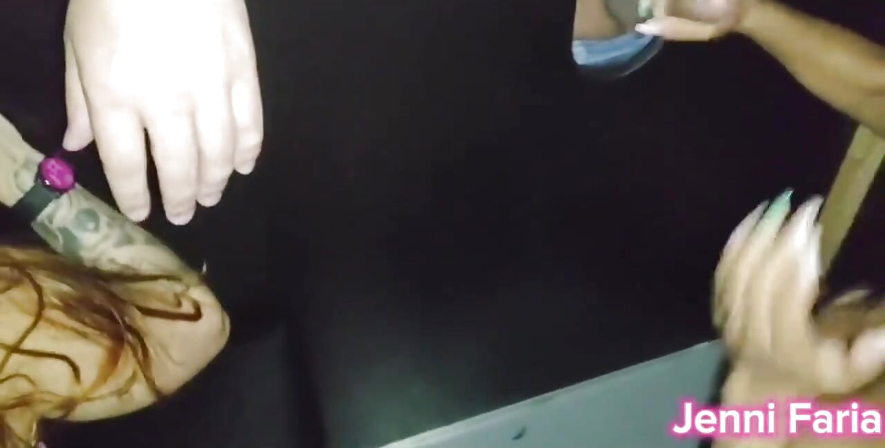 Mi madrastra caliente me llevó al gloryhole del club de swingers en tan Paulo