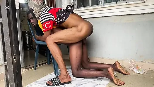 Üvey erkek kardeşimin arkadaşı ziyarete geldi ve onu kremsi amcığımla bağlıyorum