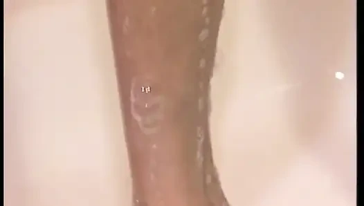 Tante nakal dengan jembut lebat lagi asik masturbasi di kamar mandi