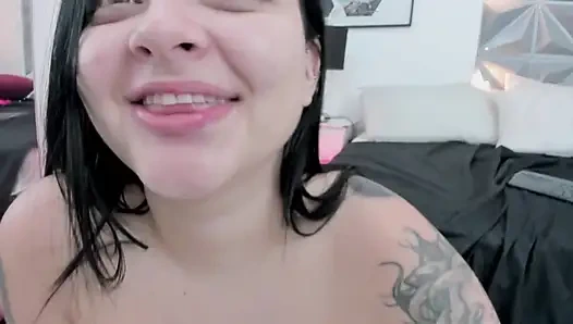 İri göğüslü Latin genç kız aynanın önünde dildo emiyor. (Anahi Ruiz web kamerası gösterisi 2)