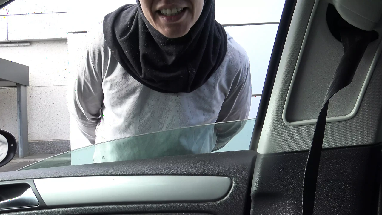 变态德国人搭讪一个戴着穆斯林头巾的叙利亚难民