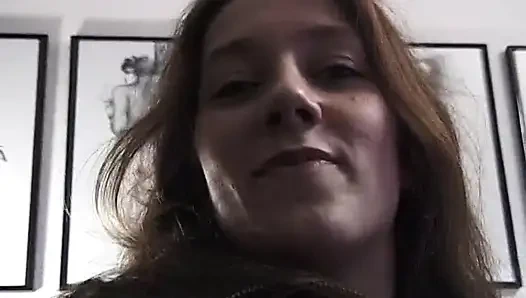 Büyük memeli orta yaşlı seksi kadın edepsiz amını tatmin ediyor