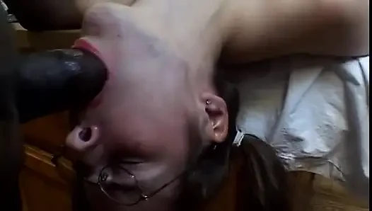 Cewek hot rambut cokelat dicrot di kacamata setelah pantatnya dientot