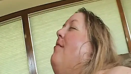 Seksi esmer tombul sarışın fahişelerin göğüslerini çekiyor