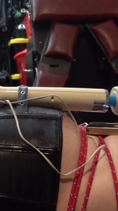 Penispomp met vastgebonden ballen & E-stim cbt op de kist bondageplank | Clip 2
