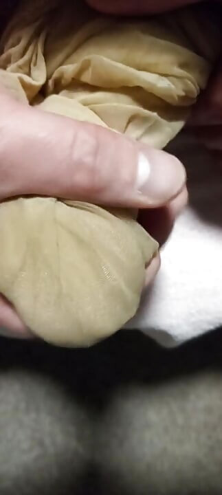 Thủ dâm trong quần tất của vợ