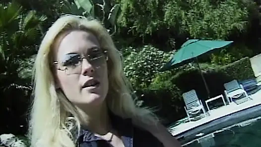 Antar ras Mahasiswi Bash: Heiße Di Kolam Renang