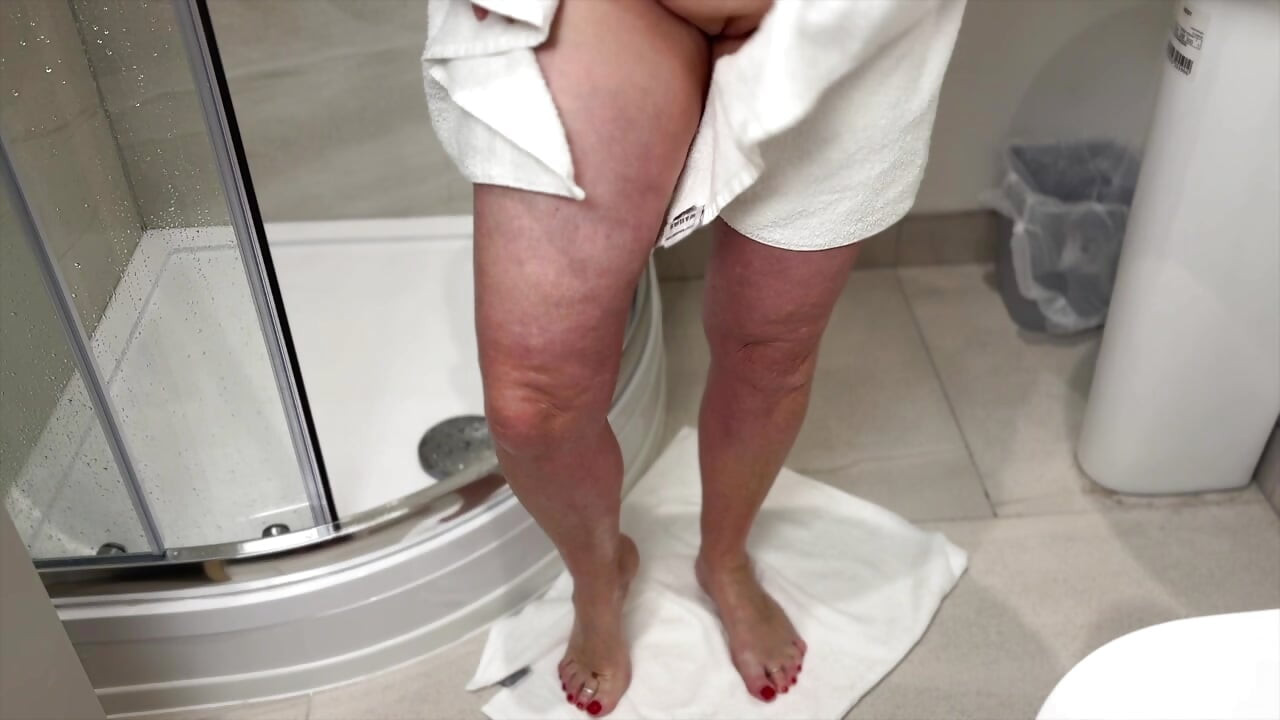 Fru Modne Fødder og hendes Skinnende Nylon Slip 389