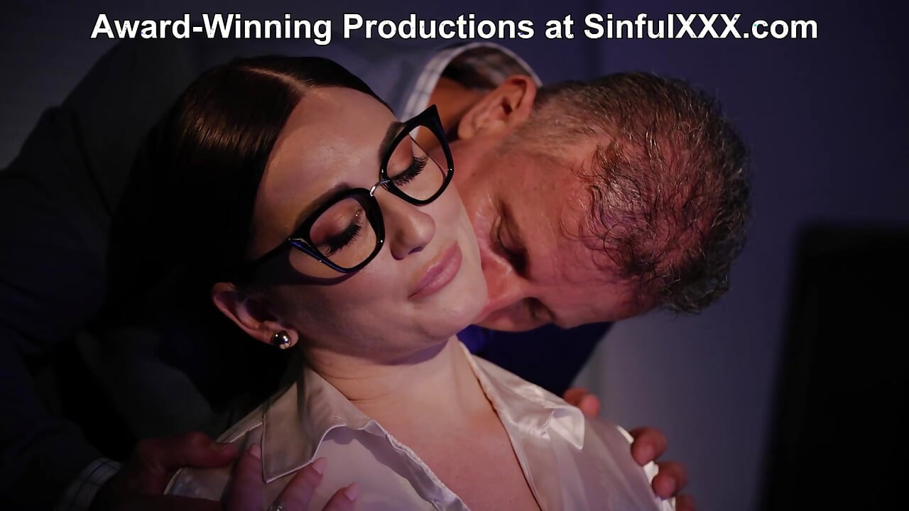 사무실에서 일어나는 일, 사무실에 머물러! 아뮤즈 아도어, 조지 울 & 카리나 킹 앳 SinfulXXX