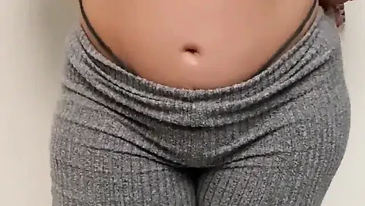 Orta yaşlı seksi üvey annem yoga pantolonu içinde güzel götünü temizliyor ve zıplatıyor