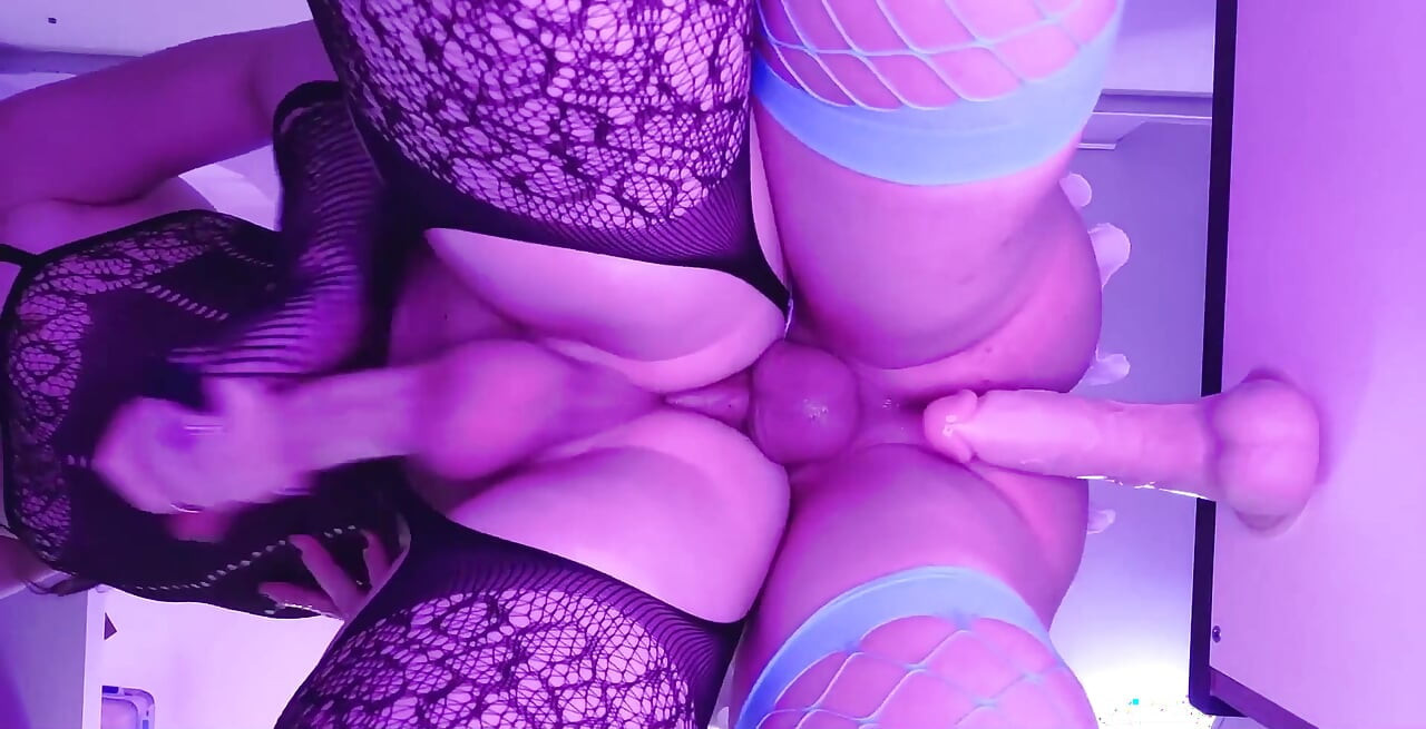 Futai sandviș - sex în trei pe la spate cu un vibrator