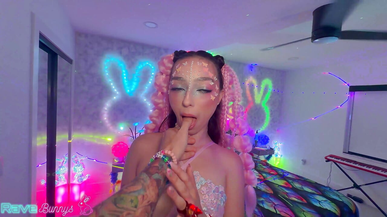 Brian mengepam Scarlett penuh dengan air mani semasa berglowsticks cahaya stokingnya!