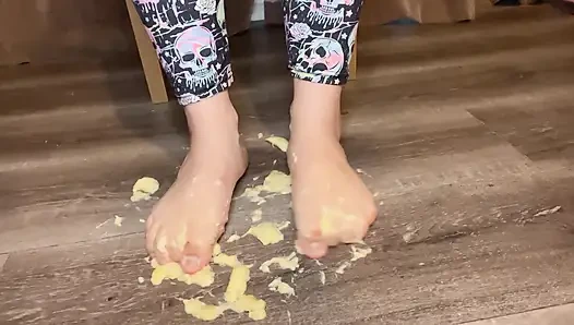 Çıplak ayaklarımın altında muz yutuyor yemek fetişi