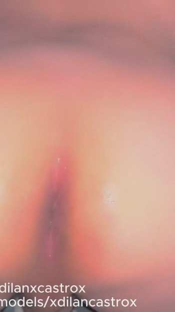 痛みを伴う無アバックアナル、コンドームなし、ゲイのツインクが中射精 |クリップ2