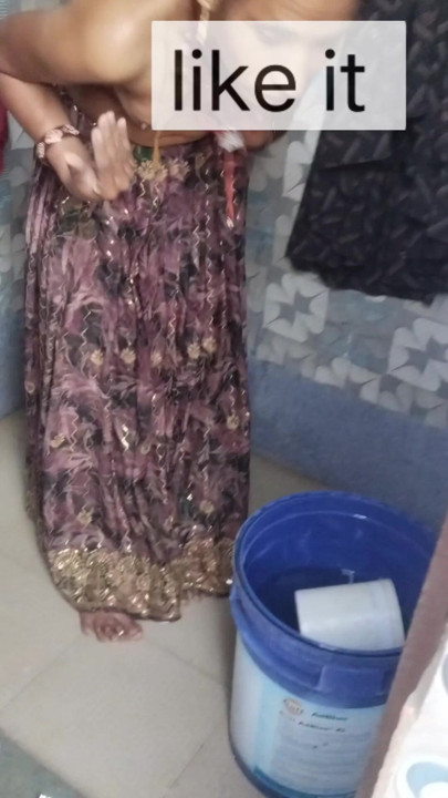Desi hot pushpa bhabhi bathroom me naha rahi thi tab devar ne video bana liya