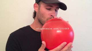 Fetiche por balão - Lucas Rim soprando balões