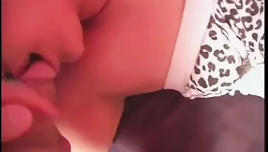 Оператор снимает на видео сногсшибательной азиатской шлюхе Kyanna Lee кончили на лицо после того, как отсосала его хуй