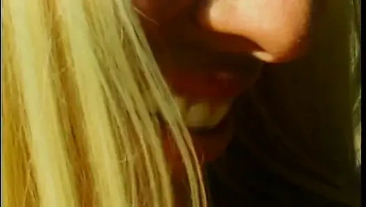 Vollbusige blonde MILfs stopfen sich im freien den arsch des anderen